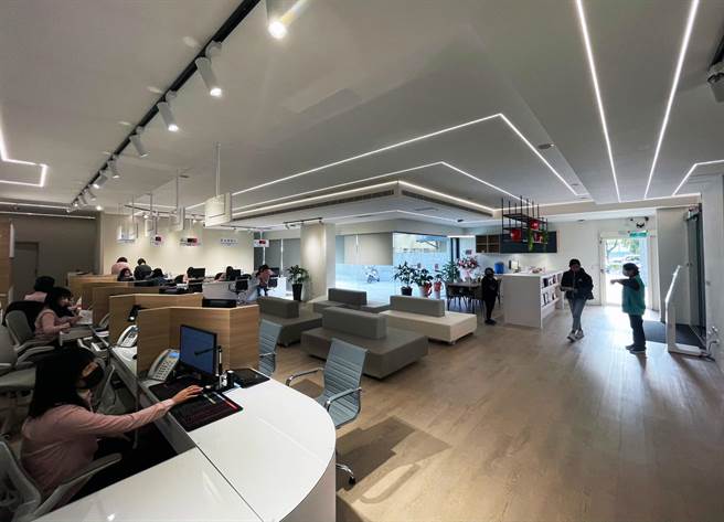 新修繕完工的台東縣民服務中心，空間明亮寬敞，民眾說洽公不會枯燥 。（莊哲權攝）