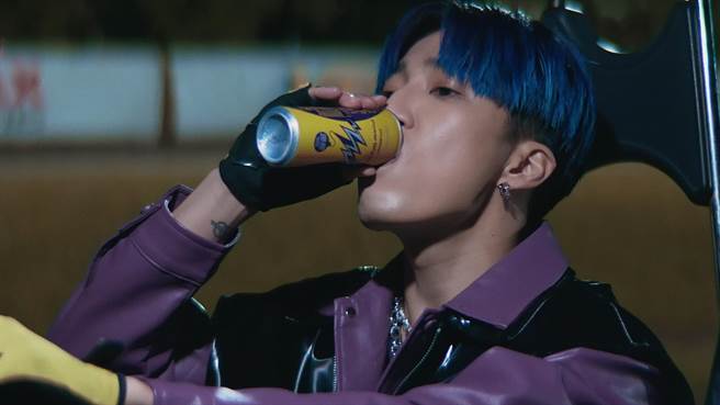 「PowerBOMB」MV里，娄峻硕以赛车手的身分帅气飙唱RAP，让粉丝相当惊喜。（葡萄王提供）