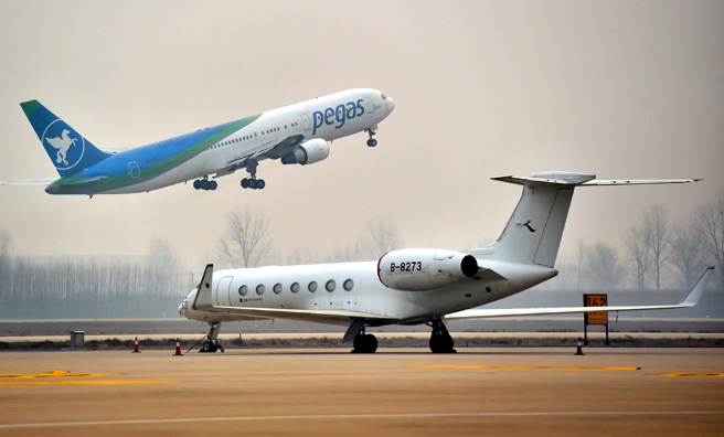 图为石家庄机场飞机起降状况。（新华社资料照）