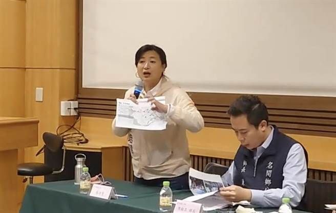 南投縣立委補選候選人蔡培慧，說明八卦山旱灌工程進度。（蔡培慧競總提供／廖志晃南投傳真）