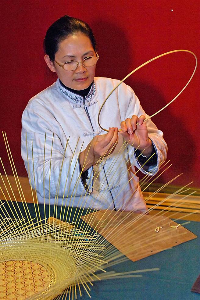 叶宝莲融合竹山与关庙的竹编体系，功力深厚。（南投县政府提供／廖志晃南投传真）