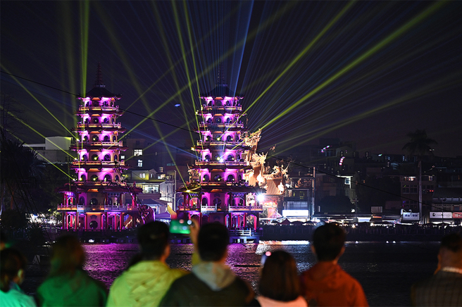 2023年高雄灯会结合左营莲池潭周边景区，民眾走春祈福、赏花灯，感受传统年节气氛，开幕首日就有30万人次参与。(摄影/Carter)