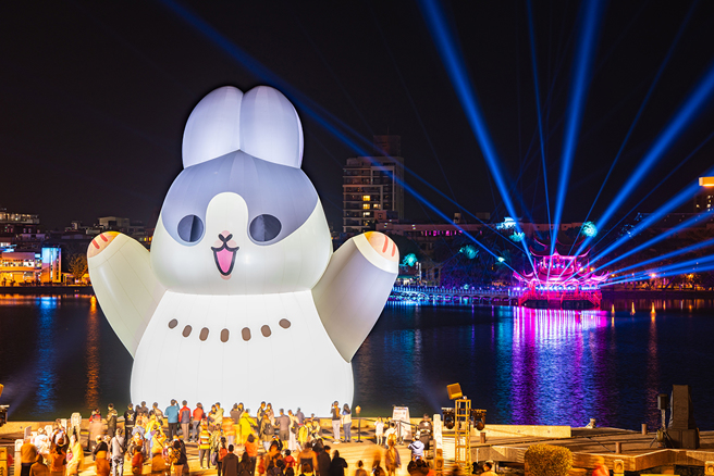 可爱的ㄇㄚˊ几兔在莲潭，高喊「welcome兔高雄」。(摄影/黄敬文)