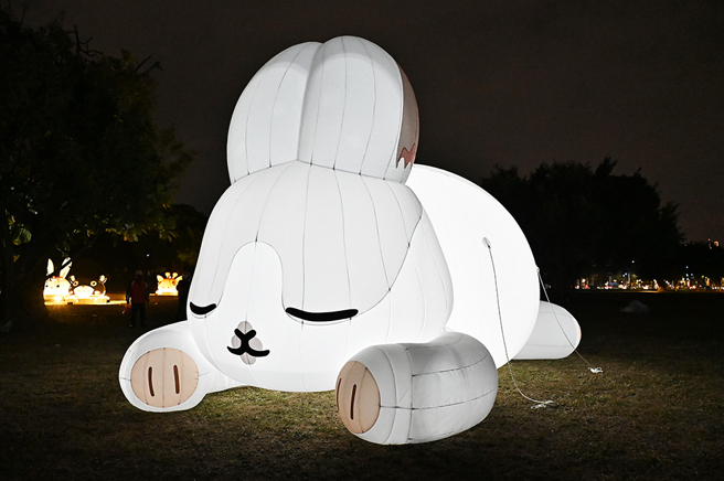 由「萌兔队长-ㄇㄚˊ几」担任灯会大使，萌度破表，吸引眾多游客朝圣。(摄影/Carter)