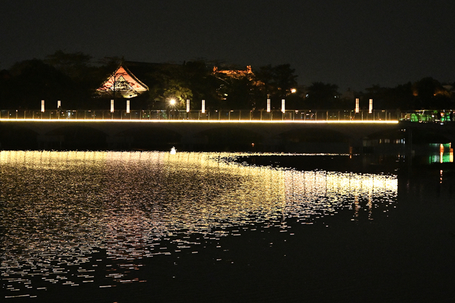 2023高雄莲潭灯会《光织湖影》光艺作品。(摄影/Carter)