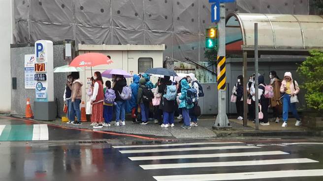 家長反映，學童放學時間，常在基隆市仁二路、愛六路口苦等號誌。（童子瑋服務處提供／張志康基隆傳真）