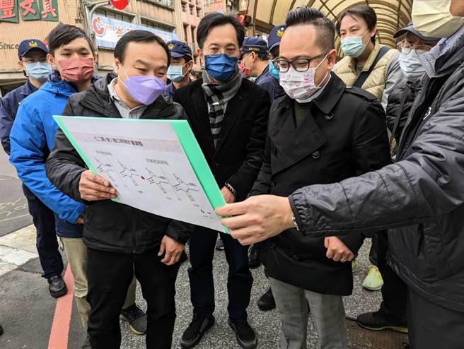 基隆市議長童子瑋（右1）、基隆市交通處長王圳宏（右2）共同會勘，決定調整仁二路與愛六路口的綠燈秒差。（張志康攝）