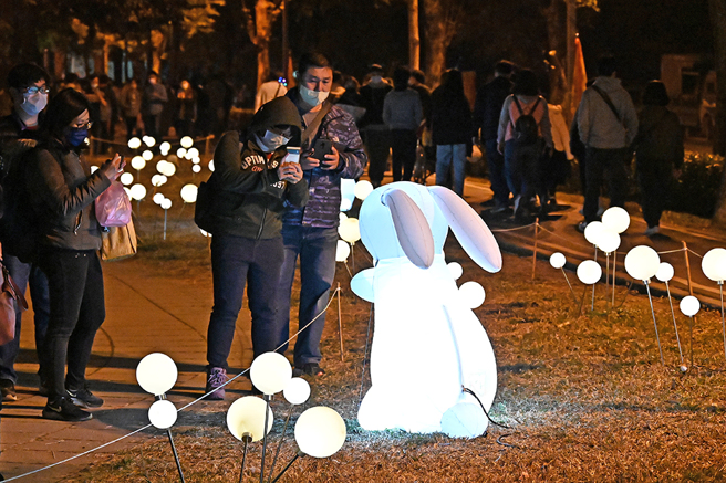 各种姿态的兔子造型灯饰，吸引游客用相机捕捉可爱身影。(摄影/Carter)