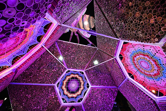 2023冈山灯艺节主灯「重生‧共舞」由艺术家林纯用以冈山物产蜂蜜为主题发想创作，在草地上搭起一个个有如蜂巢的竹艺装置。(摄影/Carter)