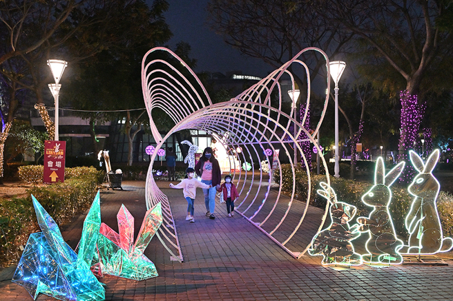 林园灯节以长兔型拱门，欢迎游客到来。(摄影/Carter)
