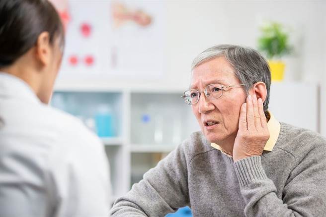 醫師提醒，民眾聽力若突然喪失、耳鳴、有悶塞或進水感、頭暈，很可能患上突發性耳聾，應儘速就醫。（示意圖／達志影像）