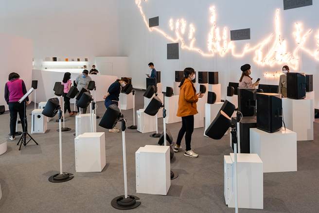 位於大門入口處的《LEARPRINT 內惟聲響實驗》定時響奏古典、台灣民謠等曲目，獨一無二的音場環境，體現了樂團的磅礡氣勢。(攝影/黃敬文)