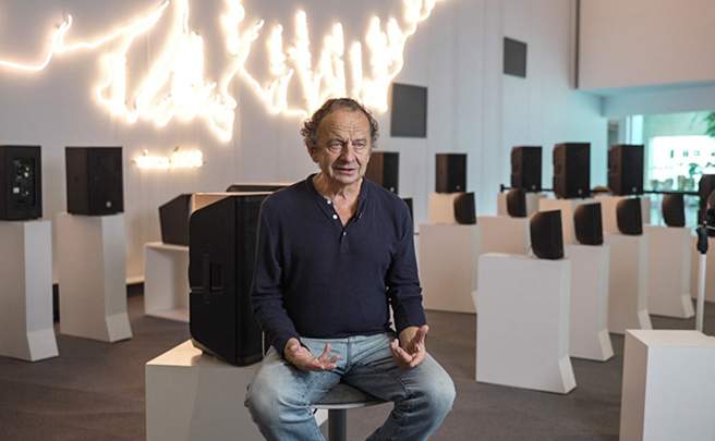 法國藝術家阿蘭．馮榭於〈LEARPRINT 內惟聲響實驗〉作品現場。(圖片提供/內惟藝術中心)