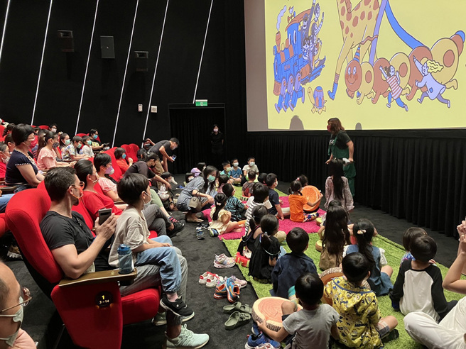 在長短腳電影院裡，不需安靜坐好，透過互動遊戲也是欣賞電影的一種方式。(圖片提供/高雄市電影館)