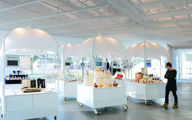 「內惟翩翩」引進11個國內外設計師品牌，展售設計工藝、時尚配件、織品、兒童、家飾品等生活選物。(攝影/Carter)