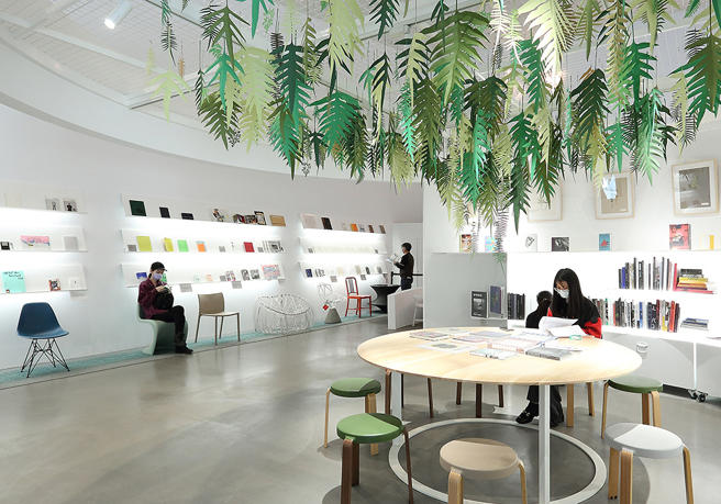 「內惟閱讀」開放空間中，靠書牆擺放著12張世界級博物館的經典單椅作品，能在此遨遊藝術、設計、建築、時尚、生活書海。(攝影/Carter)