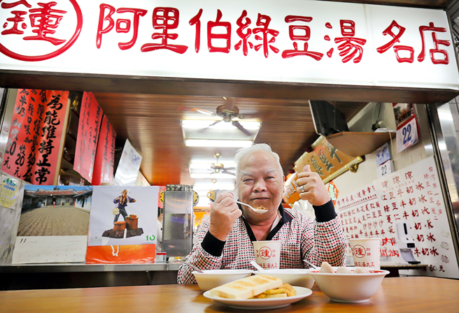 老闆鍾文科認為好吃沒有秘訣，堅持每天「現煮現賣」，一賣就賣了近50年。(攝影/Carter)