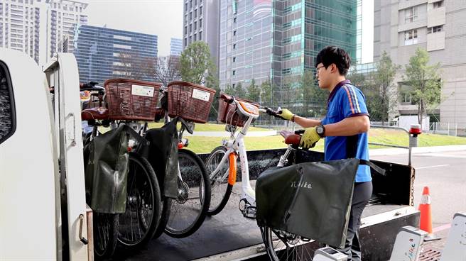 YouBike调度员是民眾有车可骑的幕后英雄。（交通局提供／张亦惠台中传真）