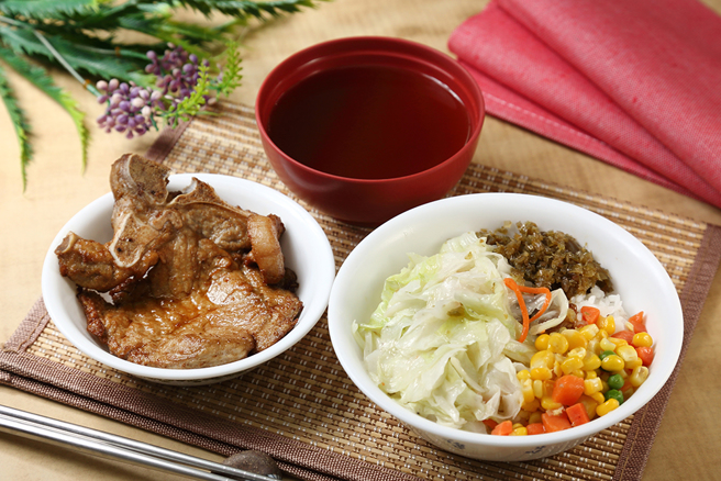 新百龄排骨大王迈向50年，招牌排骨、酸菜与柴鱼汤是经典搭配，排骨以蔬果天然酵素腌制，酸菜经过水洗新鲜甘甜，从日本学回来的柴鱼汤汤头浓郁，米饭则选用寿司米等级。(摄影/Carter)