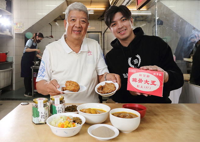 新百龄排骨大王第二代林佑烨（左）与儿子林昱任（右）一同打拚，要让品牌继续飘香 。(摄影/Carter)