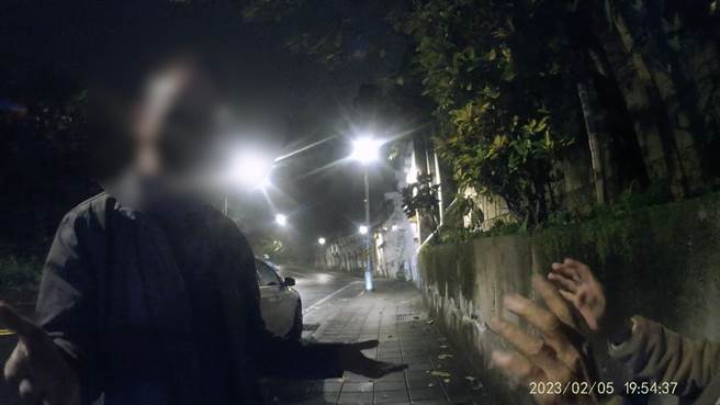 97岁老翁负气离家，一口气走了5公里却迷路。（警方提供）