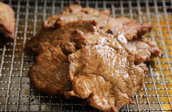 招牌排骨撒上特别请中药行特制的胡椒，特别咸香下饭。(摄影/Carter)