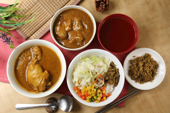 「新百龄排骨大王」推出咖哩新菜色。(摄影/Carter)