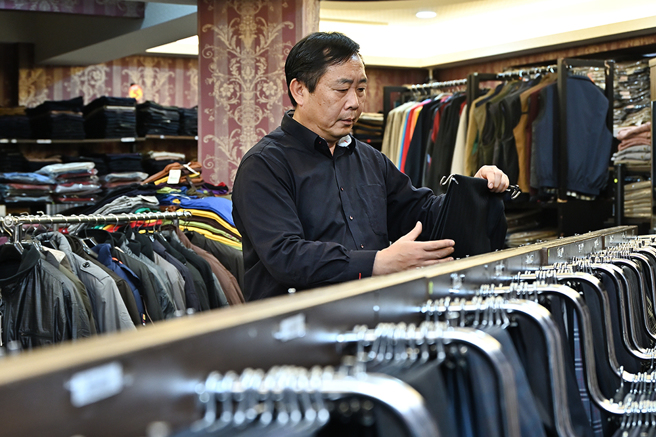 PK褲子大王總裁楊政城，說話談吐、舉手投足之間，展現出霸氣性格。(攝影/Carter)