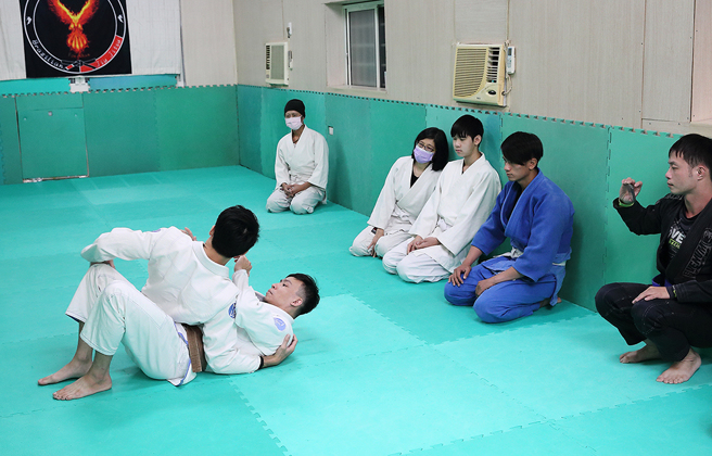 陈茂弘、陈裕升兄弟檔在课堂中为学生示范动作。(摄影/Carter)