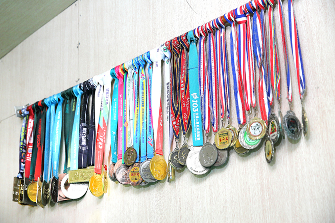 墙上一块块奖牌是父子三人用心经营道馆的成果。(摄影/Carter)
