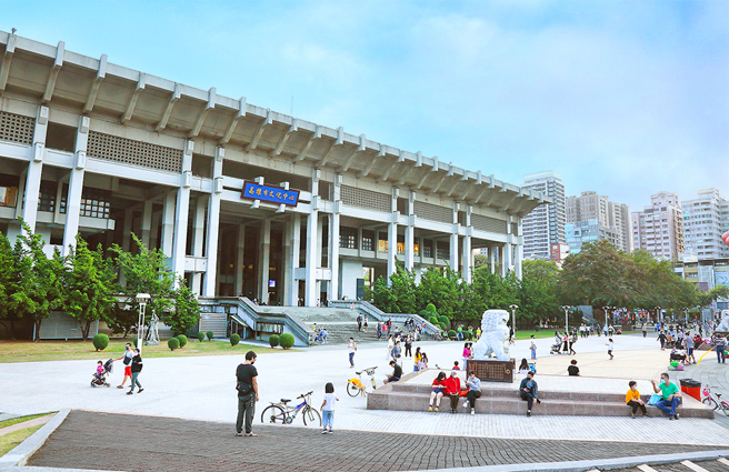 高雄市立文化中心除了藝文展演，也是居民日常休閒活動的公共場域。(攝影/Carter)