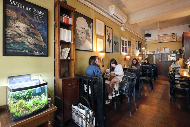 滿室繚繞書卷氣，店內擺設充滿著咖啡館主人對藝文的熱愛。(攝影/Carter)