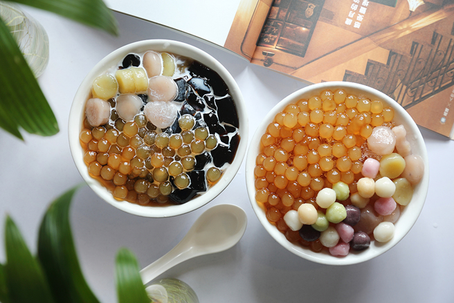 五行開運湯圓除了黑糯米、白糯米，還使用了地瓜、火龍果與兩種蔬果萃取染色製成，好看又好吃。(攝影/Carter)