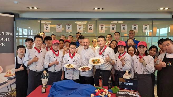 桃园市永平工商今与瑞士厨艺管理大学名厨交流厨艺。（校方提供／蔡明亘桃园传真）