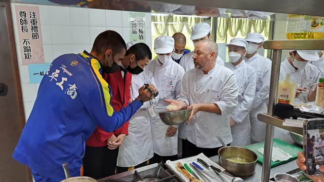 名厨示范厨艺，学生获益良多。（校方提供／蔡明亘桃园传真）