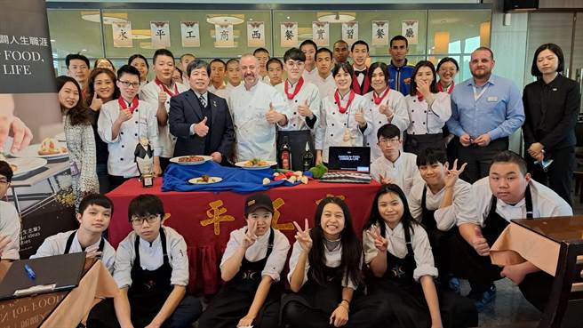 永平工商与瑞士厨艺管理大学交流活动成员合影。（校方提供／蔡明亘桃园传真）
