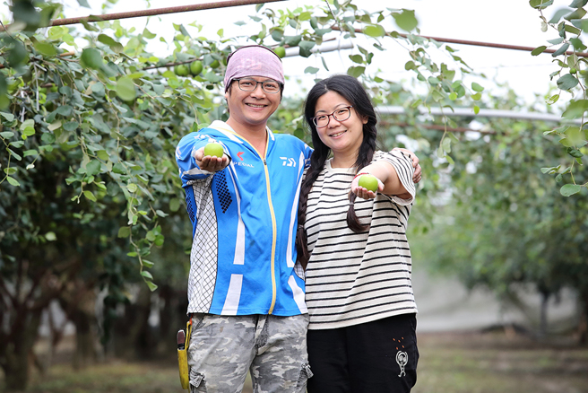 陈坤池与郑芳欣夫妻俩期望透过推广食农教育，让孩子们参与产地的过程。(摄影/Carter)
