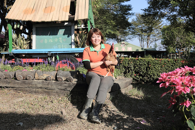 身为农二代的黄资雯是农场最专业的食农教育导览解说。(摄影/Carter)