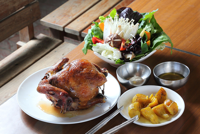 土窑烤鸡、鸡汁佐地瓜、招牌有机蔬菜锅都是农场主人的招牌料理。(摄影/Carter)