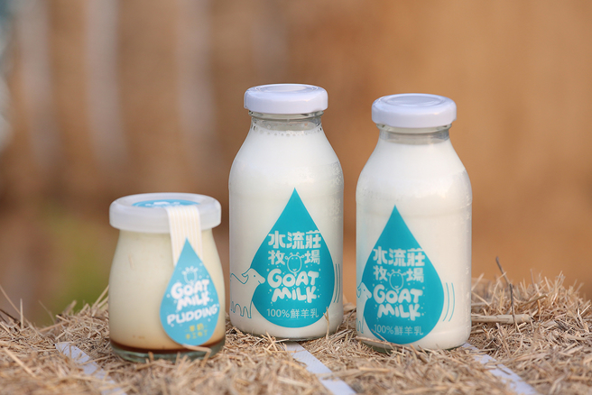 水流庄牧场除了贩卖100％鲜羊乳外，还有羊奶布丁、馒头、红藜吐司、霜淇林等热销产品。(摄影/Carter)