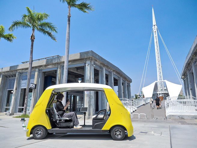 市府经发局与致力自驾车落地应用的勤崴国际、公共运输业者港都客运合作，在设计展期间推出自驾接驳车。(图片提供/勤崴国际)