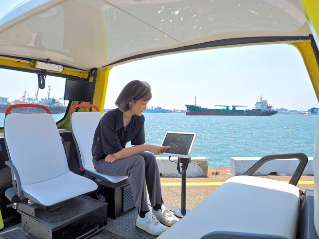 自驾观光小车对向设计座椅方便乘客互动，开放式空间让高雄港湾美景一览无遗。(图片提供/勤崴国际)