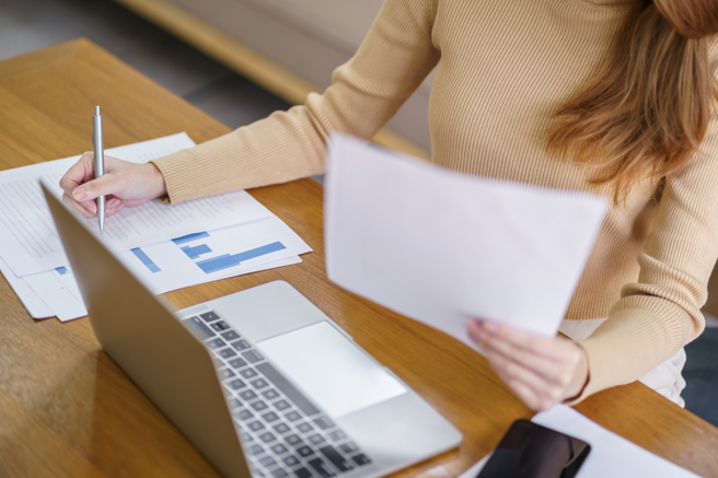 一名女网友晒出自己的网路银行截图，里面的存款高达「9位数」。（示意图／shutterstock）
