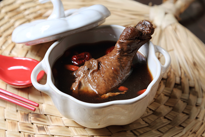 看準小家庭趨勢，正信堂推出藥膳雞湯即食包，將產品現代化、簡單化。(攝影/Carter)
