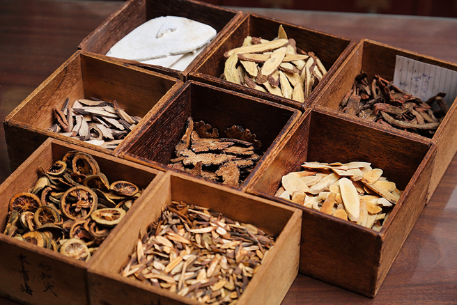 「正信堂國藥號」家傳六代已近200年，以延續祖傳醫藥為信念，推廣「藥食同源」。(攝影/Carter)