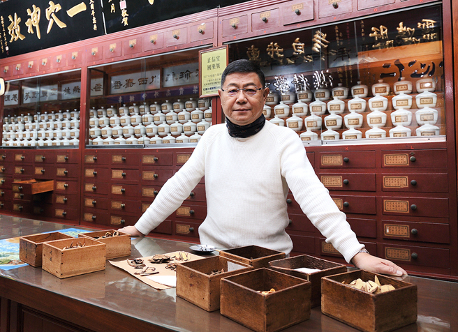 徐義源為清朝宮廷御醫徐麟書傳承下來的第六代，從小被要求記住百草櫃裡所有藥材。(攝影/Carter)