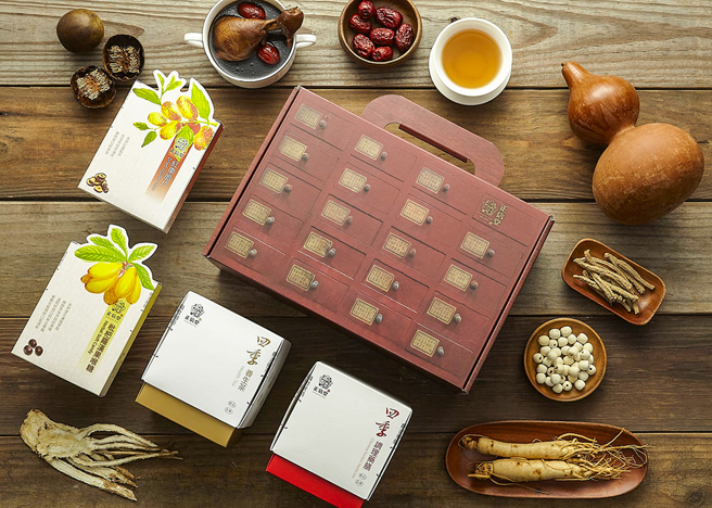 徐義源認為百草櫃就是中藥文化精神，他將父親傳下來的台灣檜木百草櫃，縮小設計為禮盒包裝，百草櫃禮盒內容物有多種搭配。(圖片提供/正信堂國藥號)