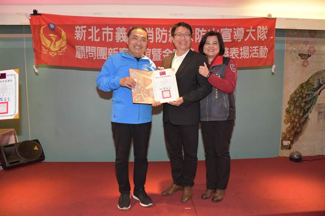 侯友宜颁奖表扬新北市义消防宣大队绩优有功人员暨服务满15年资深人员。（新北市消防局提供）