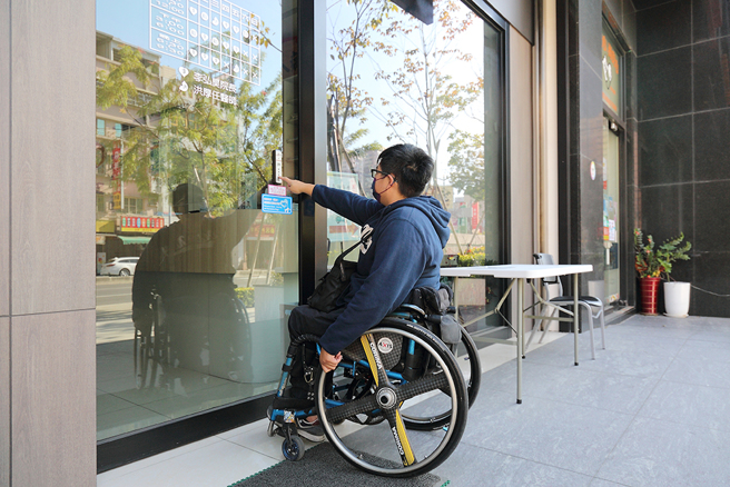 左營區好心腸診所增加移動式斜坡板、服務鈴等，讓行動不便者得以順利進入營業場所，或按鈴請求協助。(攝影/Carter)