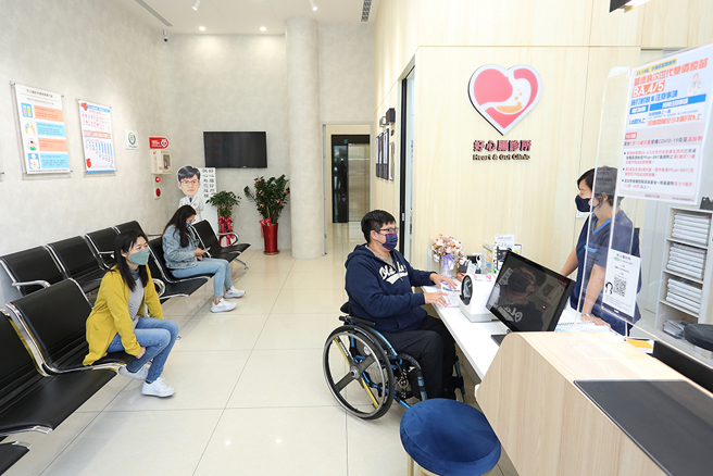 適當的櫃檯高度，能讓行動不便的顧客輕鬆尋求服務。(攝影/Carter)
